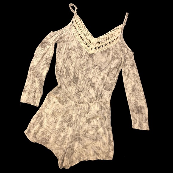 Pants - Cold shoulder shorts romper